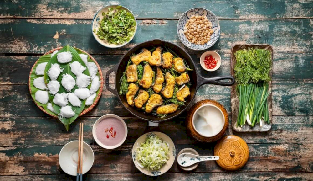 The fish meat is carefully deboned, golden brown, and seasoned, served with dill, green onions, etc., cut into pieces